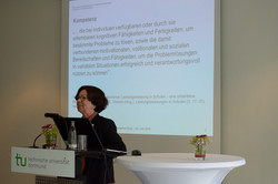 Foto von Prof. Dr. Kristina Reiss während des Kurzkommentars zum Vortrag