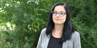 2018-07-04 Svenja Hartwig Dissertation Svenja Hartwig steht vor einem Gebüsch