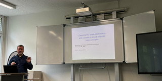 Professor Becker beim Vortrag im Workshop