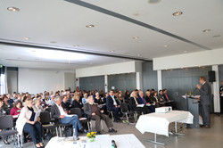 Momentaufnahme des Seminarraumes mit Prof. Dr. Thomas Goll als Vortragender