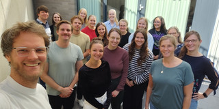 Die Arbeitsgruppe „Empirische Bildungsforschung mit dem Schwerpunkt Lehren und Lernen im schulischen Kontext“ von Professorin McElvany macht ein Selfie