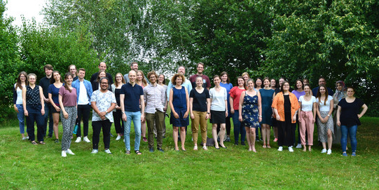 Gruppenfoto zahlreicher Mitarbeiterinnen und Mitarbeiter des IFS auf einer grünen Wiese