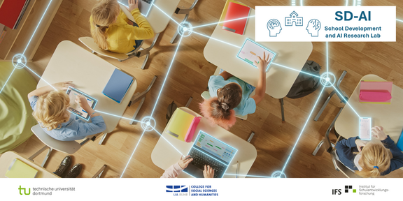 Draufsicht auf ein Klassenzimmer: Mehrere Kinder sitzen an einzelnen Tischen und arbeiten mit Tablets und einem Laptop. Über das Bild sind leuchtende Linien gelegt, die die Geräte miteinander vernetzt darstellen und digitale Zusammenarbeit symbolisieren.