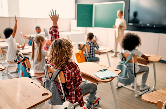 Eine Grundschulklasse beteiligt sich im Unterricht