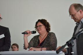 Gesprächssituation mit Prof. Dr. Dr. h.c. mult. Ingrid Gogolin am Mikrophon und rechts von ihr Prof. Dr. Marcus Hasselhorn