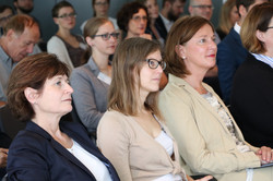 Foto von Prof. Dr. Gabriele Sadowski, Prof. Dr. Nele McElvany und Yvonne Gebauer im Publikum
