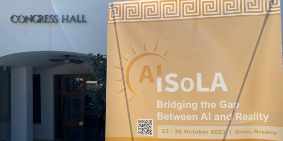 Foto eines Banners der AISoLA vor der Congress Hall in Griechenland