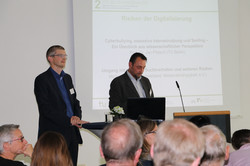 Foto mit Michael Knothe und Prof. Dr. Jan Pfetsch bei der Präsentation des Schwerpunktthemas Risiken der Digitalisierung – Cyberbullying, Digitales Suchtverhalten und weitere Herausforderungen