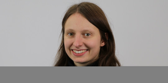 Svenja Wehrhöfer steht vor einem grauen Hintergrund