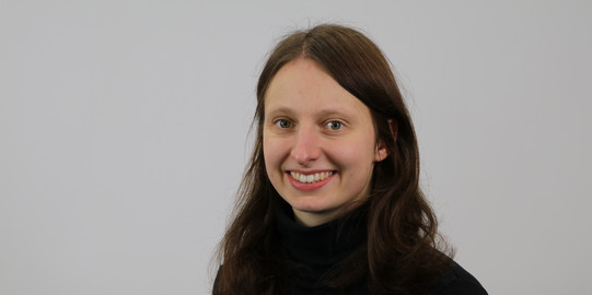 Svenja Wehrhöfer steht vor einem grauen Hintergrund