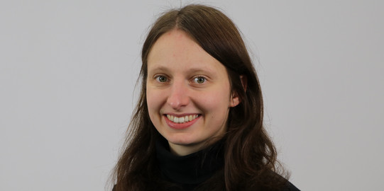 Svenja Wehrhöfer Svenja Wehrhöfer steht vor einem grauen Hintergrund