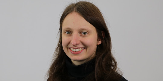 Svenja Wehrhöfer steht vor einem grauen Hintergrund