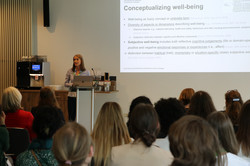 Prof. Dr. Carmen Zurbriggen steht am Rednerpult neben ihrer Präsentation