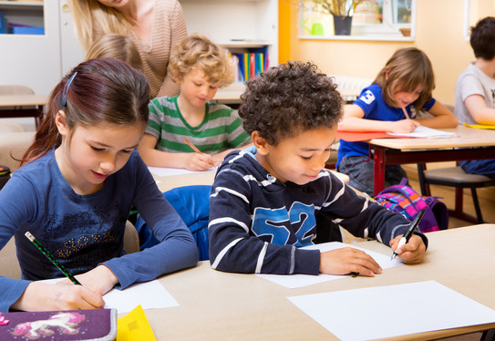 Junge und Mädchen lesen in der Klasse