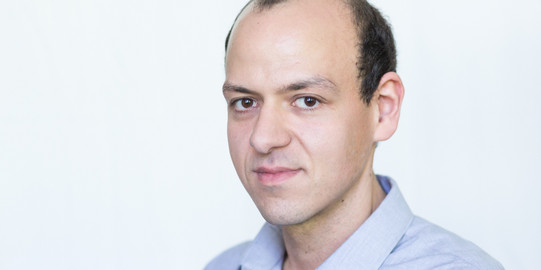 Rahim Schaufelberger Porträtfoto von Rahim Schaufelberger vor einem weißen Hintergrund