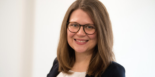 Porträtfoto von Justine Stang-Rabrig vor einem hellen Hintergrund