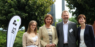 Prof. Dr. Nele McElvany, Yvonne Gebauer, Prof. Dr. Thomas Goll und Prof. Dr. Gabriele Sadowski stehen in einer Reihe vor dem Grünen neben einem IFS-Banner