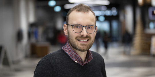 Dr. Michael G. Männel Porträtfoto von Dr. Michael G. Männel im Universitätsgebäude.