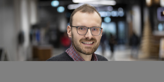 Porträtfoto von Dr. Michael G. Männel im Universitätsgebäude.