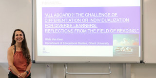 Foto von Professorin Hilde van Keer neben der Projektion ihrer Präsentation.