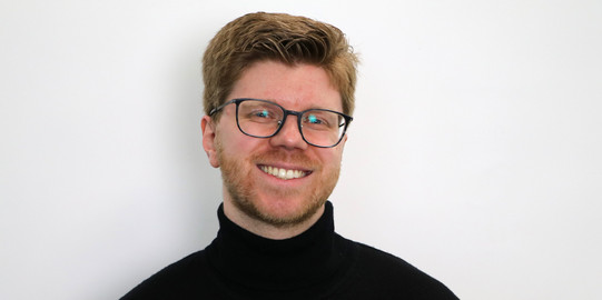 Jonas Thiel Porträtfoto von Jonas Thiel vor einem weißen Hintergrund