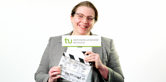 Screenshot von Dr. Alyssa Grecu mit einer Filmklappe und dem TU Dortmund Logo