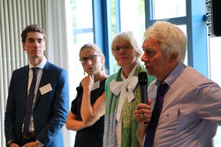 Foto von Prof. Dr. Heinz Günter Holtappels am Mikrophon und drei weiteren Personen im Hintergrund
