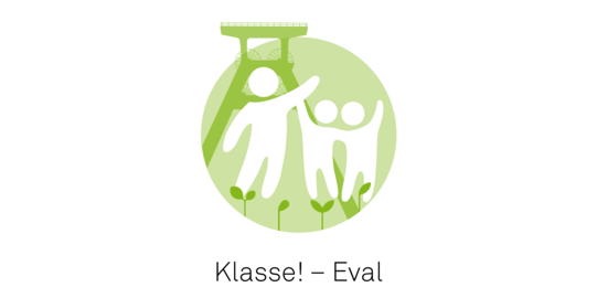 Logo des Projekts Klasse! - Eval mit Figuren vor einem grünen Hintergrund mit Zechenförderturm