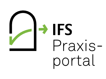 Torbogen als stilisierte, schwarze Linie mit einem grünen Pfeil, der hindurchführt und auf den schwarzen Schriftzug IFS Praxisportal deutet