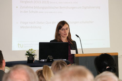 Foto von Dr. Ramona Lorenz bei der Präsentation zum Schwerpunktthema