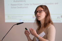 Foto von Prof. Dr. Nele McElvany bei der Eröffnungsrede des Symposiums