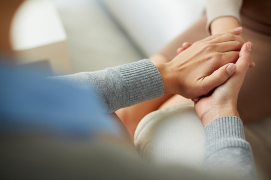 Eine Person hält die Hand einer anderen Person.