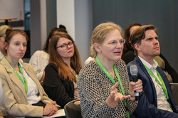 Foto von Eva Belke bei einer Podiumsdiskussion