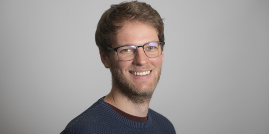 Porträtfoto von Ruben Kleinkorres vor einem neutralen Hintergrund
