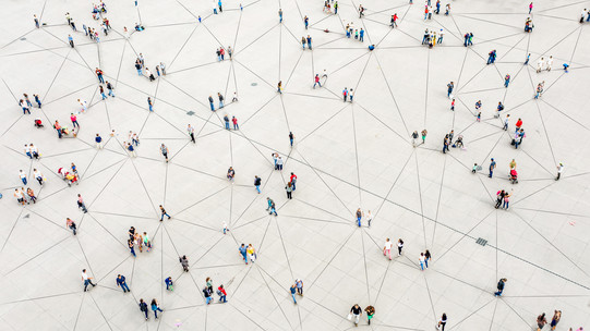 Bild von Menschen auf einem hell gekachelten Platz aus der Vogelperspektive, wobei verschiedene Menschen mit schwarzen Linien verbunden sind