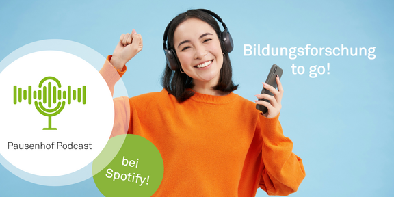Podcast Pausenhof Studierende mit Kopfhörern und Smartphone lächelt in die Kamera neben dem Schriftzug "Bildungsforschung to go"