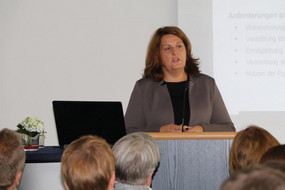 Foto von Prof. Dr. Birgit Eickelmann bei ihrem Vortrag am Pult