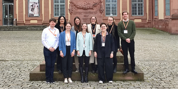 Gruppenfoto der IFS-Wissenschaftler*innen beim Besuch der GEBF