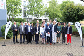 Gruppenfoto mehrerer Wissenschaftler*innen vor dem CDI-Gebäude der TU Dortmund