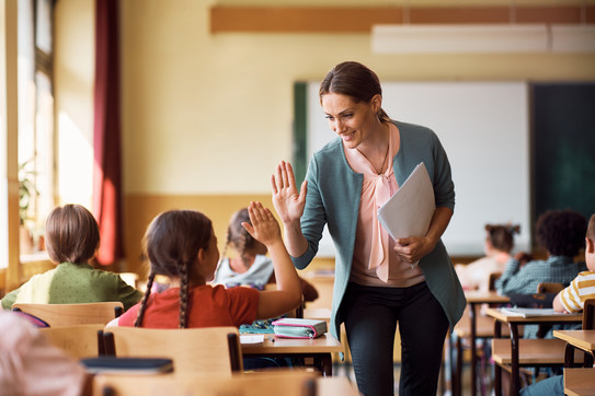 Grundschulunterricht Lehrerin mit Grundschulklasse