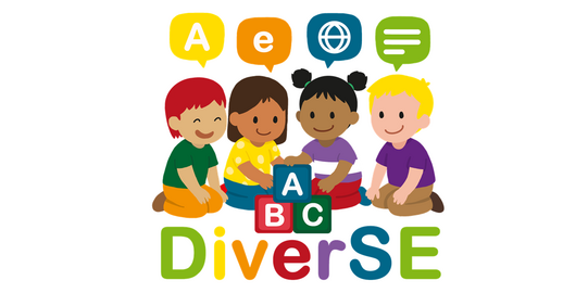 Bunter Schriftzug "DiverSE" mit vier illustrierten Grundschulkindern, die darüber Bauklötze stapeln