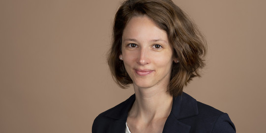 Birgit Heppt vor einem beigen Hintergrund
