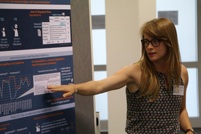 Foto der Präsentation einer Nachwuchswissenschaftlerin vor ihrem Poster