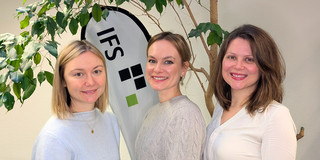 Dr. Josina Schriek, Dr. Gyde Wartenberg (beide HU Berlin) sowie Dr. Justine Stang-Rabrig stehen gemeinsam im CDI-Gebäude