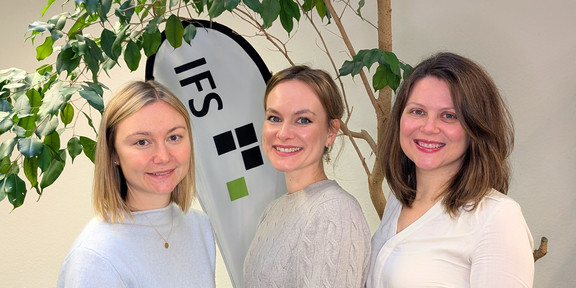 Dr. Josina Schriek, Dr. Gyde Wartenberg (beide HU Berlin) sowie Dr. Justine Stang-Rabrig stehen gemeinsam im CDI-Gebäude