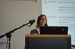Foto von Prof. Dr. Nele McElvany am Pult