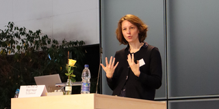 Professorin Birgit Heppt steht am Rednerpult