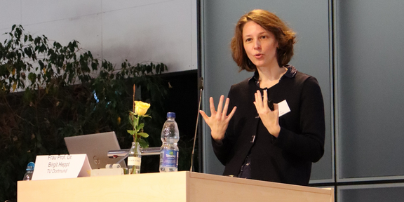 Professorin Birgit Heppt steht am Rednerpult