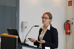 Foto von Prof. Dr. Nele McElvany bei der Eröffnungsrede zum 5. Dortmunder Symposium