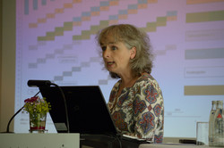 2. Symposium Vorstellung Foto der Vorstellung der Studie NEPS mit Prof. Dr. Cordula Artelt am Pult